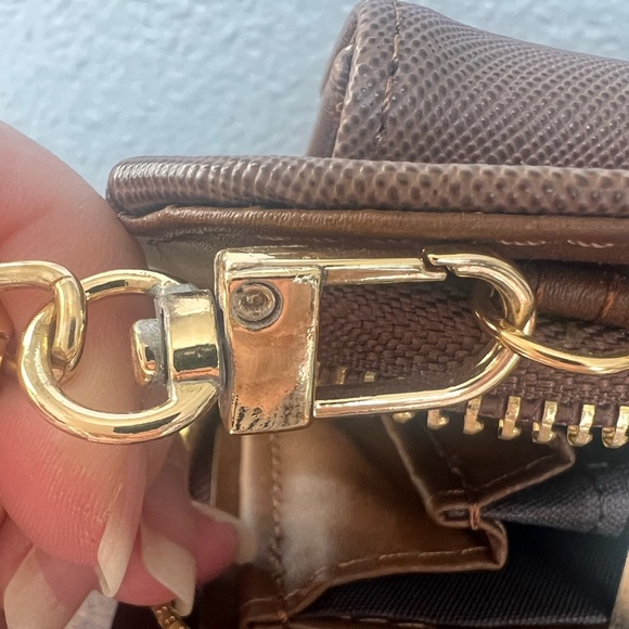 Chic Mauve-y brown wallet with chain strap. - Picture 8 of 9